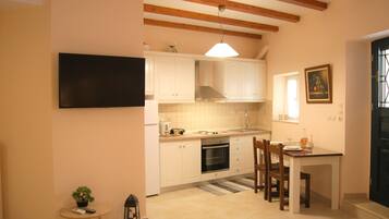 Studio | Private kitchen | Full-size fridge, oven, stovetop, coffee/tea maker