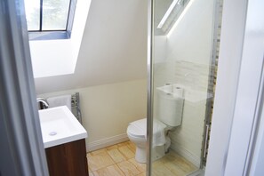 Bathroom - Ingle Mews - Accomadates 1 - 7 people (Beverley)