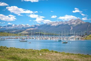 A marina with boats docked, surrounded by mountains and clear skies. - Walk to Shops + Beautiful Views, On Lake Dillon, Hot Tubs & Pool (Dillon)
