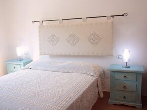 Double Room | Bed sheets - Affittacamere Zia Maria (Posada)