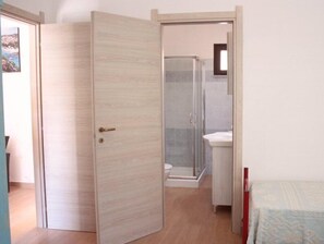 Double Room | Bathroom | Shower, hair dryer, towels - Affittacamere Zia Maria (Posada)
