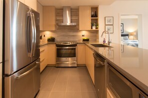 Réfrigérateur, four à micro-ondes, un four, surface de cuisson