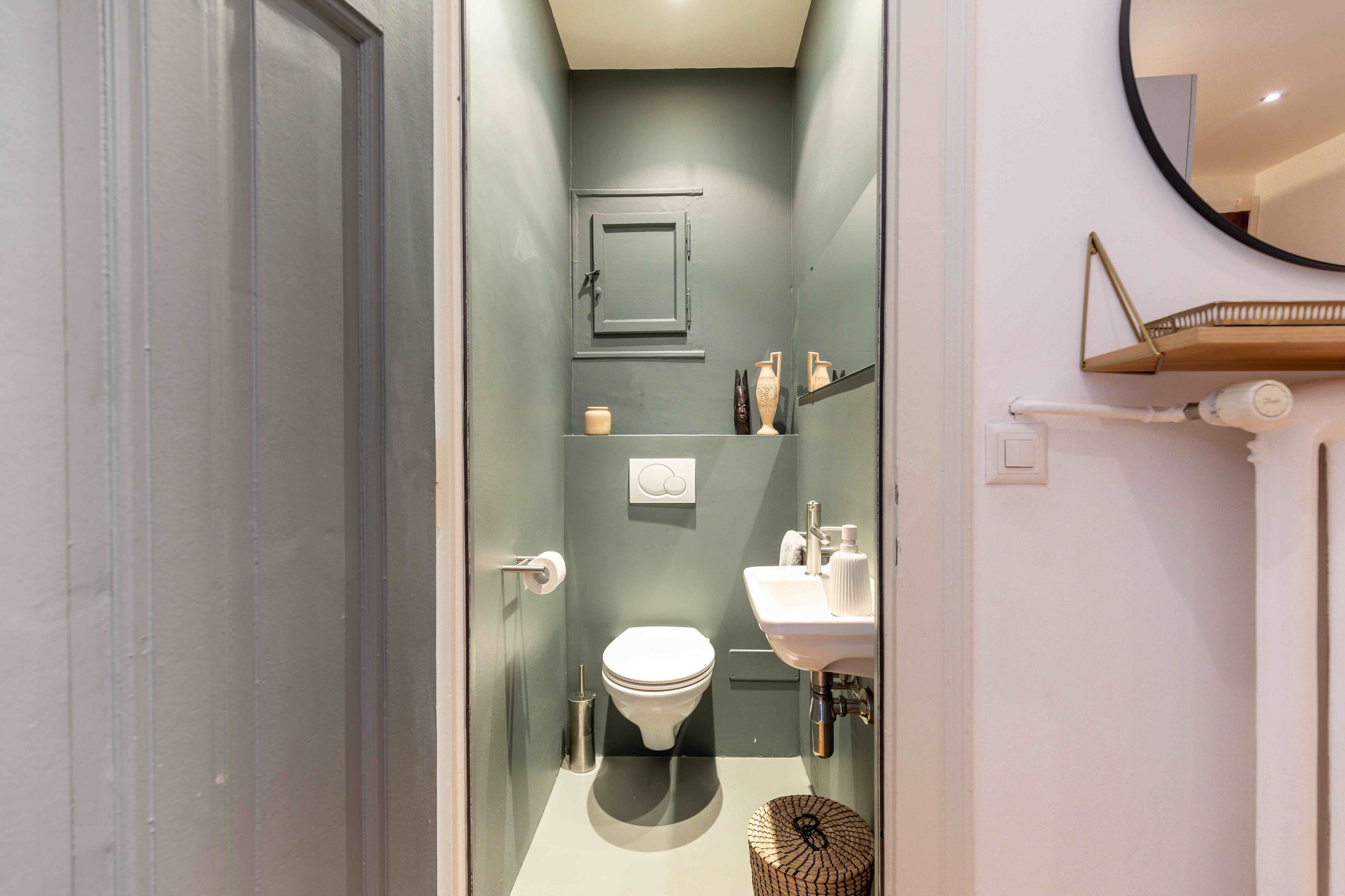 5001. Henri-Mussard Geneva | Bathroom | Shower, free toiletries, hair dryer, towels