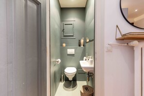 5001. Henri-Mussard Geneva | Bathroom | Shower, free toiletries, hair dryer, towels - Eaux Vives Genève - Private Apartment (Geneva)