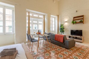 30-tums platt-tv med satellitkanaler och tv