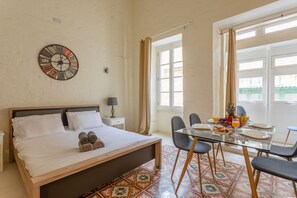 Premium bedding, individually decorated, individually furnished, desk - Historic Valletta Private Houses (Valletta)