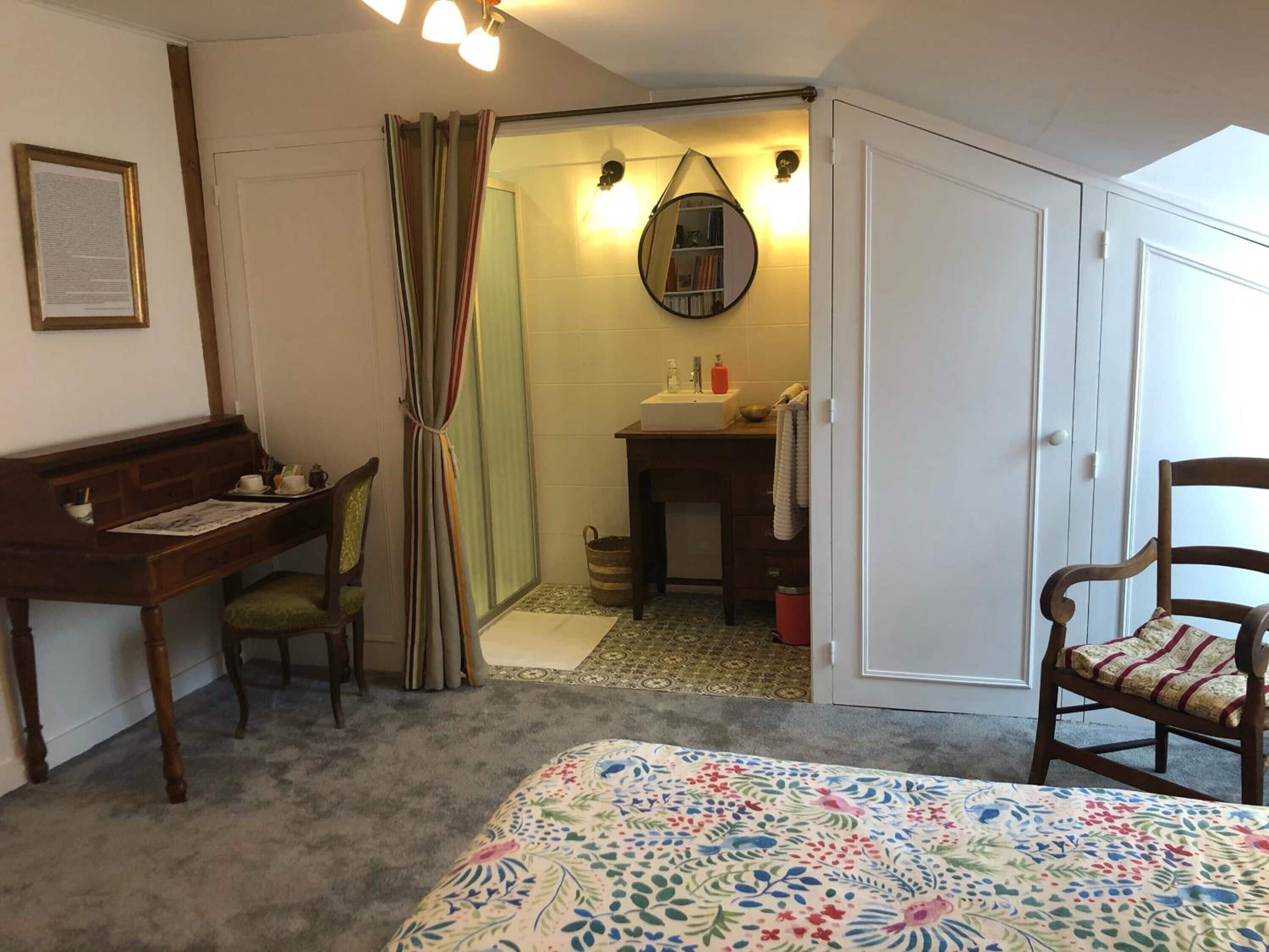 Camera con letto matrimoniale o 2 letti singoli (Rose) | Biancheria da letto di alta qualità, insonorizzazione, Wi-Fi gratuito