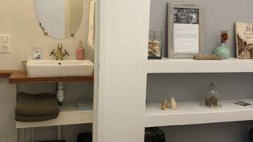 Chambre Double Deluxe (Blanche) | Salle de bain | Douche, articles de toilette écologiques, sÚche-cheveux, peignoirs