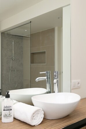 Shower, towels - Can Cigonyes spacious villa with private pool (Pals)