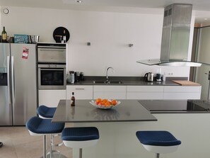 Kühlschrank, Ofen, Geschirrspüler, Wasserkocher mit Kaffee-/Teezubehör