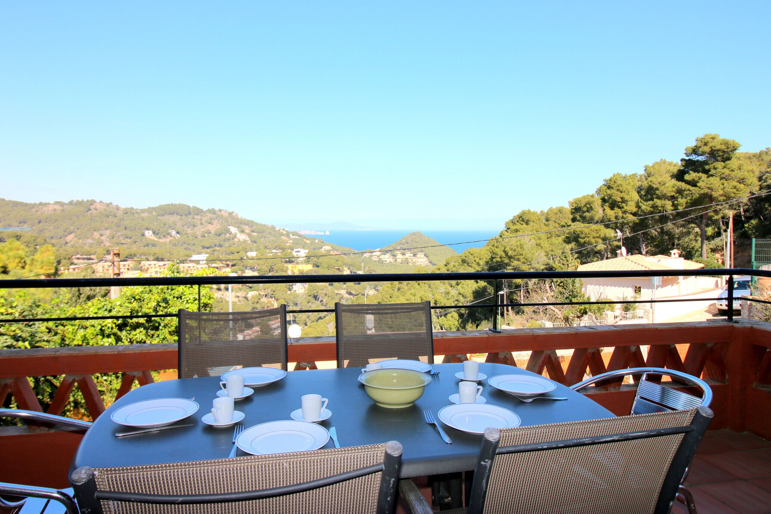 Una mesa para cuatro con vistas despejadas del paisaje circundante.