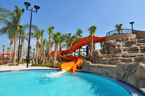 Una piscina al aire libre, una piscina climatizada