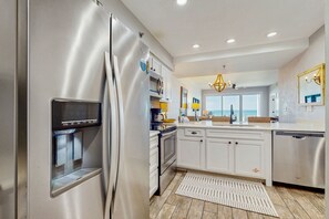 Refrigerador, microondas, horno y parrilla de estufa 