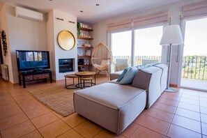 Télévision, cheminée