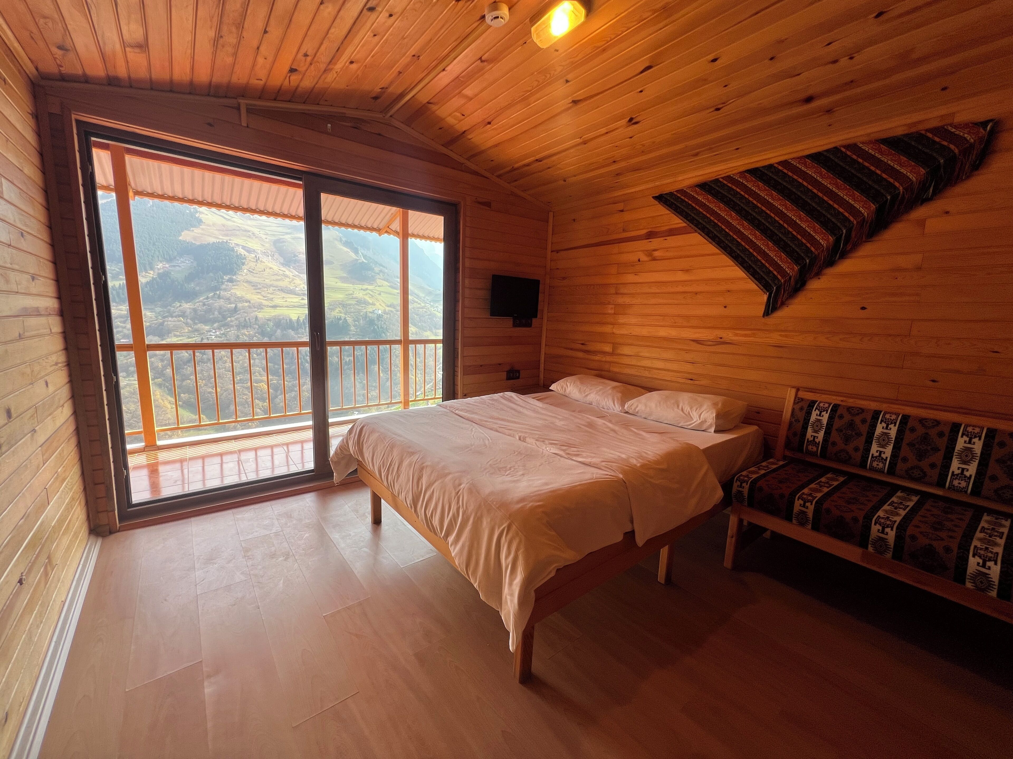 Deluxe Room, Balcony, Mountain View | Soundproofing, free WiFi, bed sheets