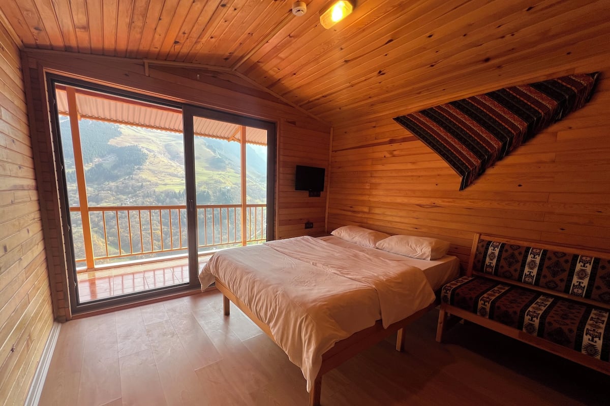 Deluxe-huone, parveke, vuoristonäköala | Äänieristys, ilmainen Wi-Fi, vuodevaatteet