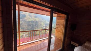 Habitación Deluxe, balcón, vista a la montaña | Insonorización, wifi gratis y ropa de cama