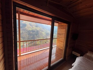 Deluxe Room, Balcony, Mountain View | Soundproofing, free WiFi, bed sheets