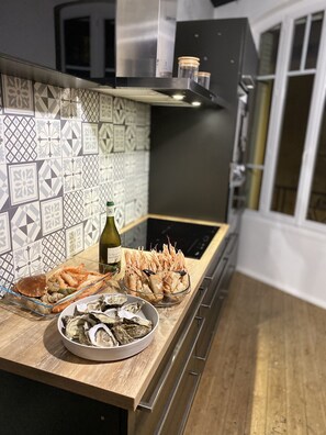 ثلاجة، ميكروويف، فرن، موقد طهي مسطح