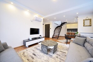 Deluxe-Maisonette, 2 Schlafzimmer | Wohnbereich | LCD-Fernseher