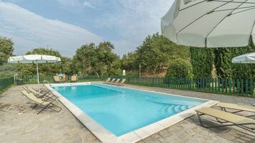 Piscina stagionale all'aperto, ombrelloni da piscina, lettini