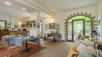 Tägliches Frühstücksbuffet gegen Gebühr