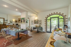 Se ofrece un desayuno bufé todos los días (por un coste adicional)