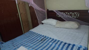 Single Room | Laptop workspace, free WiFi, bed sheets