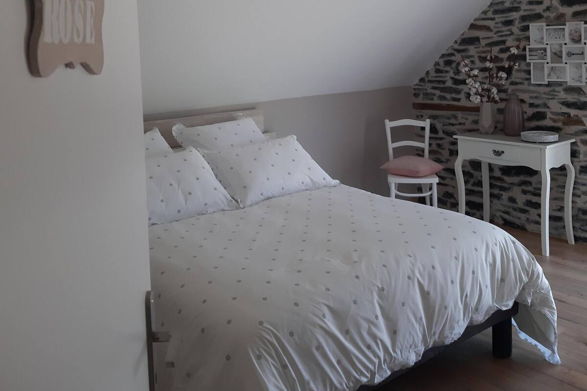 Chambre Double Confort, salle de bains privée, vue cour intérieure (Rose) | Wi-Fi
