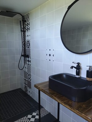 Comfort Double Room, Accessible, Private Bathroom (Vigne) | Bathroom | Towels - La Clé du Maumont (Sainte-Féréole)