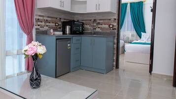 Luxury Suite | Private kitchen | Mini-fridge, oven, stovetop, cookware/dishes/utensils