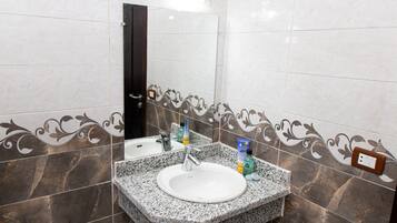 Luxury Suite | Bathroom | Rainfall showerhead, free toiletries, bidet, towels