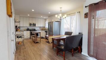 獨棟房屋 (9428_Tranquil) | 客廳 | 電視、壁爐、 DVD 播放機