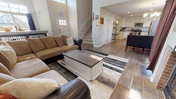 獨棟房屋 (9428_Tranquil) | 客廳 | 電視、壁爐、 DVD 播放機