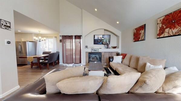 House (9428_Tranquil) | Living room | TV, fireplace, DVD player