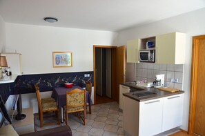 Comfort-huoneisto, merinäköala | Yksityinen keittiö | Mikroaaltouuni, liesi, kahvin-/teenkeitin, vedenkeitin