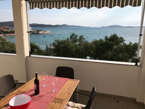 Apartamento conforto, 2 quartos, vista para o mar | Sacada
