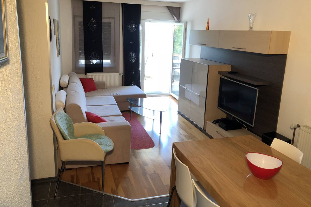 Departamento, 2 habitaciones, vista al mar | Área de sala de estar | Televisión LED de 90 cm con canales digitales y televisión 