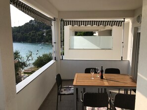 Apartamento conforto, 2 quartos, vista para o mar | Sacada