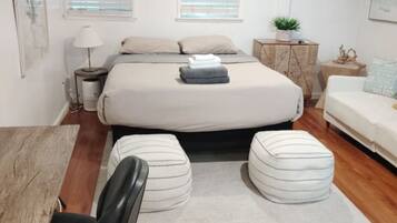 1 makuuhuone, työpöytä, silitysrauta/-lauta, vauvan matkasänky