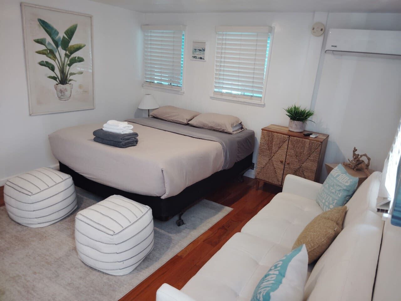 1 間睡房、書桌、熨斗/熨衫板、可攜式嬰兒床