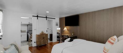 1 soverom, skrivebord, strykejern/-brett og reiseseng for barn