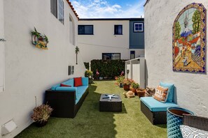 Property grounds - Blocks from the beach, enjoy this newly renovated studio. (Hermosa Beach)
