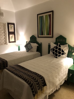 3 bedrooms, iron/ironing board, travel cot, free WiFi - Captivating 3-bed Villa in Montego Bay (Montego Bay)
