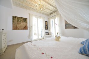 5 bedrooms, iron/ironing board, WiFi, bed sheets