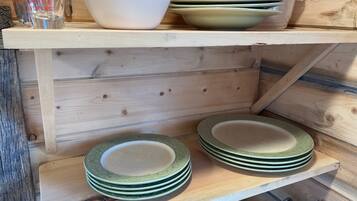 Fridge, oven, stovetop, coffee/tea maker