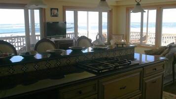 Kondominium | Dapur pribadi | Lemari es, microwave, mesin pencuci piring, dan mesin pembuat kopi/teh