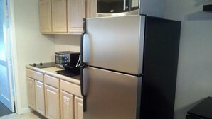 Appart'hôtel | Cuisine privée | Cafetière/bouilloire, réfrigérateur, micro-ondes, plaque de cuisson