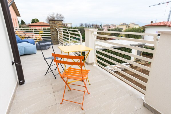 Leilighet – deluxe, 1 soverom, delvis utsikt mot innsjø (A2) | Terrasse/patio