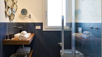Deluxe-Apartment, 1 Schlafzimmer, eingeschränkter Seeblick (A2) | Badezimmer